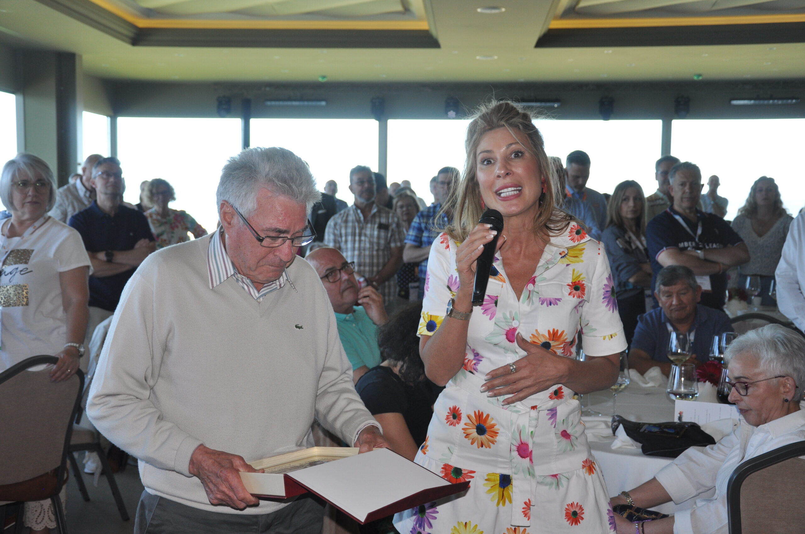 Elías Alameda junto a su hija Marta siendo homenajeado.