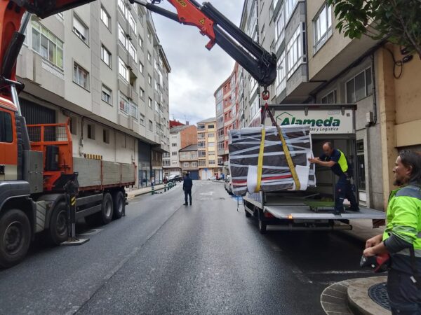 Mudanza de piano con grúa en Lugo