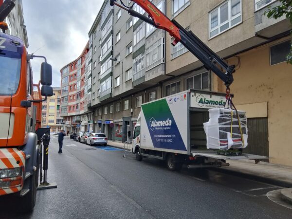 Mudanza de piano con grúa en Lugo