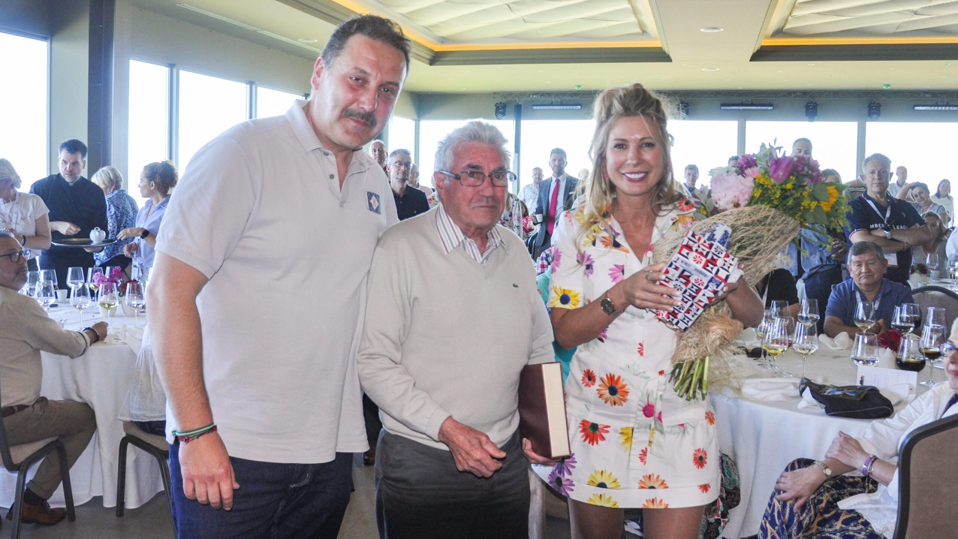 Elías Alameda junto a su hija Marta siendo homenajeado.