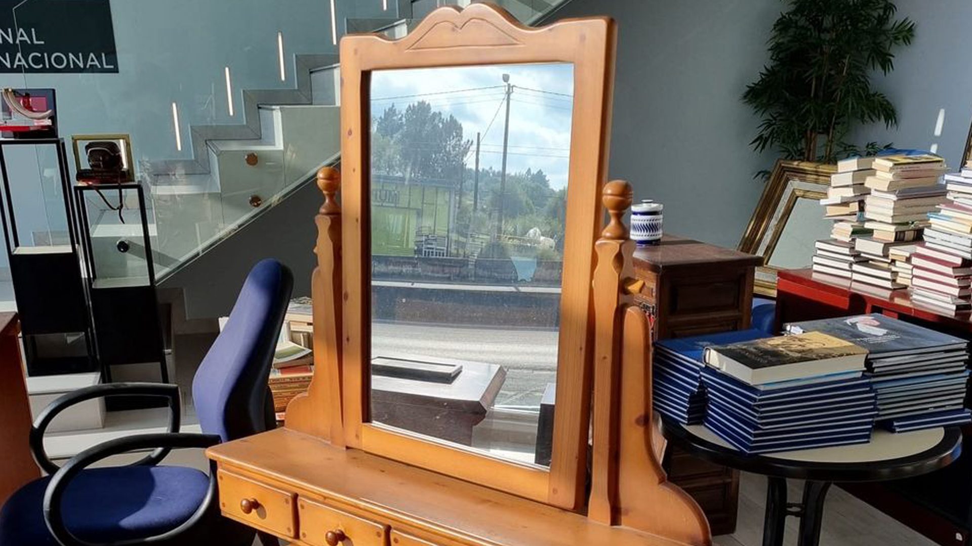 Muebles de ocasión en el local de Mudanzas Alameda